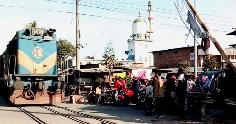 অরক্ষিত রেল ক্রসিং: তিন মাস ধরে নামছেনা গেট বেরিয়ার