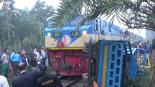 নাটোরে দুর্ঘটনার ৫ ঘণ্টা পর ট্রেন চলাচল স্বাভাবিক