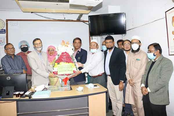 অধ্যাপক ডা. সজল কৃষ্ণকে ফুলেল শুভেচ্ছা জানালো বিএসএমএমইউ’র কার্ডিওলজি বিভাগ