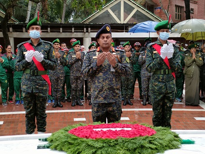 বঙ্গবন্ধু সমাধিতে আনসার ও গ্রাম প্রতিরক্ষা বাহিনীর মহাপরিচালকের শ্রদ্ধা