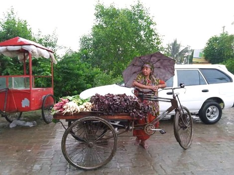 মোংলায় জাওয়াদ'র প্রভাবে দিনভর ভারি বৃষ্টি, বিপাকে নিম্ন আয়ের মানুষ