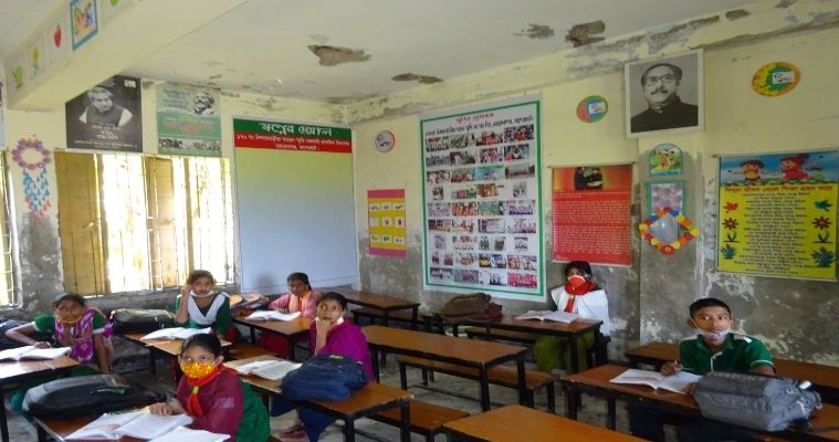 মোড়েলগঞ্জে বিদ্যালয়ে ঝুঁকিপূর্ণ ভবনে চলছে পাঠদান, দুর্ঘটনার আশংকা