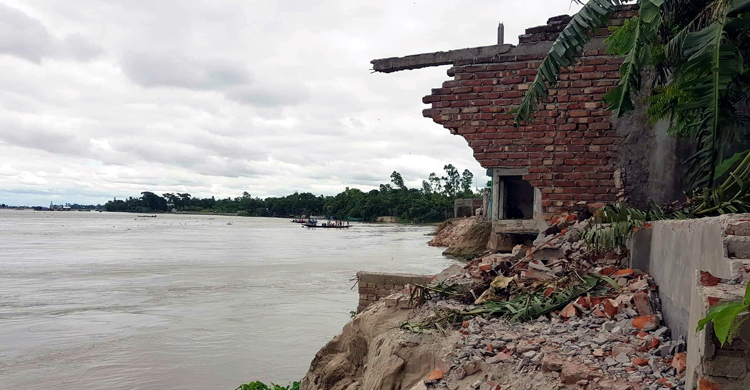 জাওয়াদের প্রভাবে ভাঙছে ঘরবাড়ি ফসলি জমি, রাস্তায় মানুষ