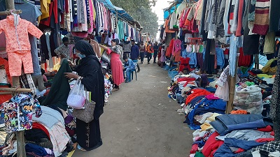 শীতের শুরুতে শীতবস্ত্র কিনতে ঠাকুরগাঁওয়ে ক্রেতাদের আনাগোনা