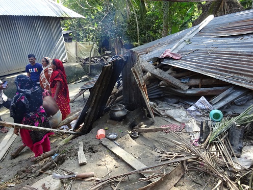 মোড়েলগঞ্জে দিনমজুরের বসতবাড়ি ভেঙ্গে দিয়েছে দুর্বৃত্তরা