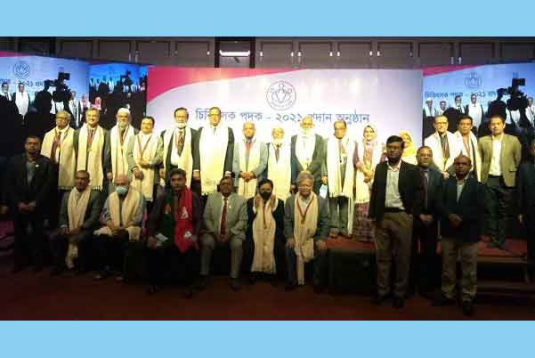 দেশে প্রথমবারের মত চিকিৎসক পদক প্রদান