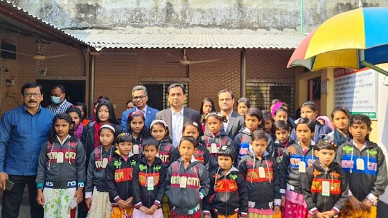 নাটোরের জেলা প্রশাসক ৭০ এতিম শিশুকে শীতের পোশাক দিলেন