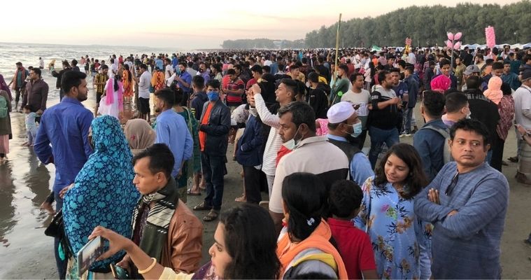 কক্সবাজার সাগরতীরে উপচে পড়া ভিড়