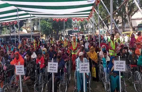 সাতক্ষীরায় ৩৫০ জন পঙ্গু ও অসহায় মানুষের মাঝে হুইল চেয়ার বিতারণ