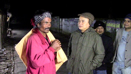 ফরিদপুরে শীতের রাতে কম্বল হাতে অসহায়দের পাশে ইউএনও