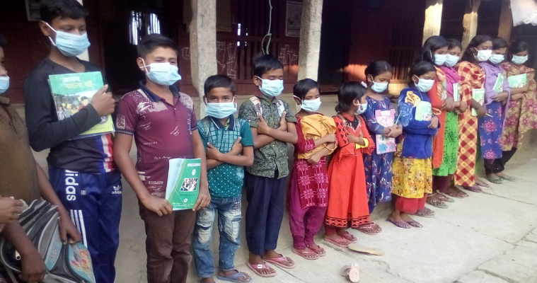 শ্যামনগর উপকূলের শ্রমজীবী শিশুদের হাতে এখন বই