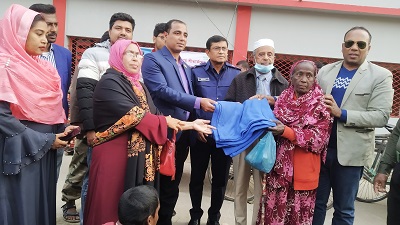 মোড়েলগঞ্জে কম্বল বিতরণ