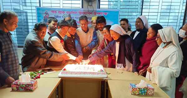 দিনাজপুরের পৌর মেয়রের সাথে খ্রীষ্টান সম্প্রদায়ের লোকদের মতবিনিময়