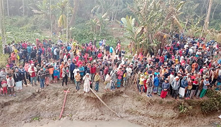 সুগন্ধা নদীর পাড়ে স্বজনদের আহাজারি