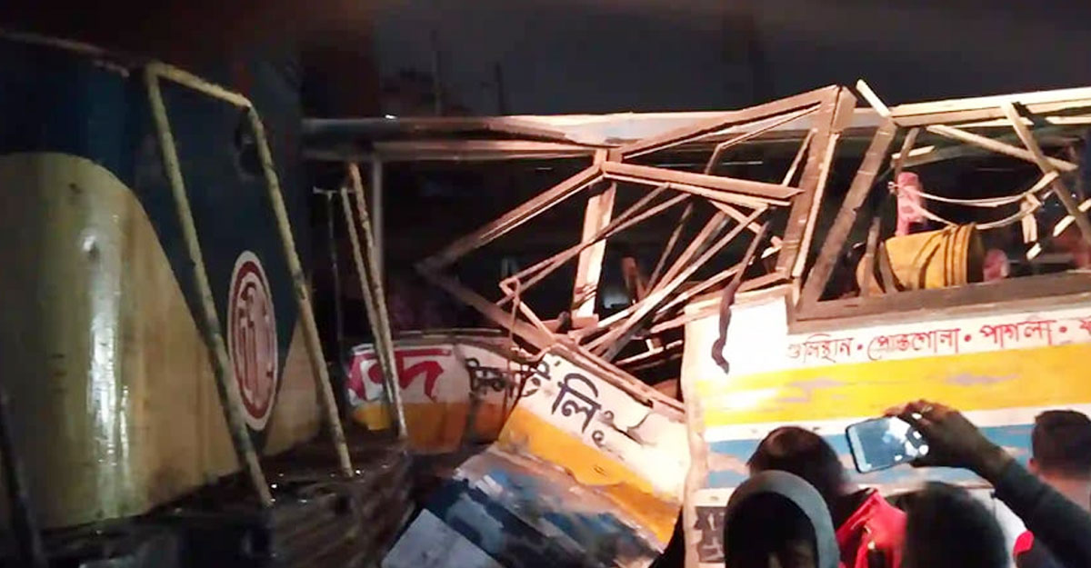 নারায়ণগঞ্জে বাস-ট্রেন সংঘর্ষে নিহত ২