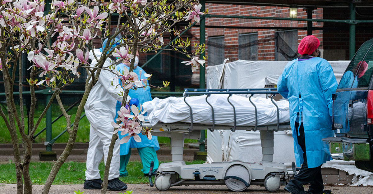 করোনা: বিশ্বে ২৪ ঘণ্টায় আরও কমেছে সংক্রমণ-মৃত্যু
