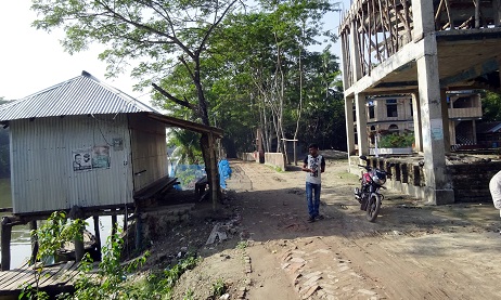 মোড়েলগঞ্জে মাদ্রাসার সামনে অবৈধ দোকান নির্মাণ