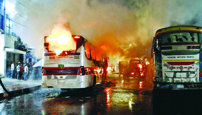 রামপুরায় বাসে অগ্নিসংযোগের ঘটনার মূলহোতাসহ গ্রেফতার ৪
