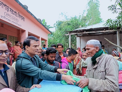 হাতীবান্ধায় শীতবস্ত্র বিতরণ করলেন বিএনপি নেতা উজ্জ্বল পাটোয়ারী