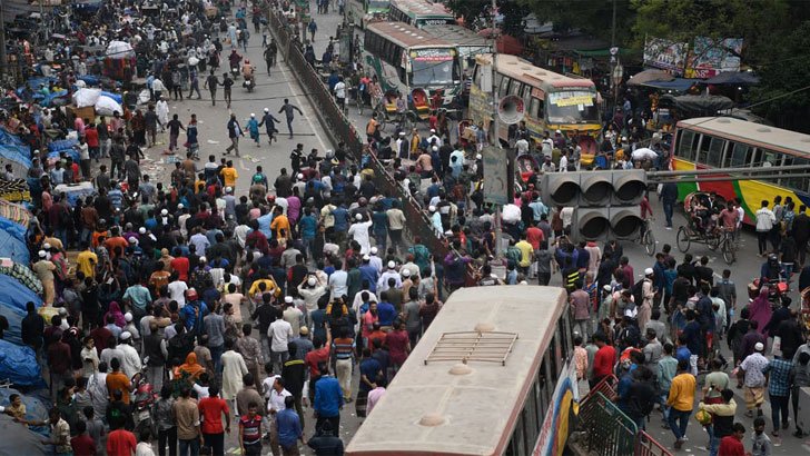 আবারও রোড ডিভাইডারের ওপর বাস, নিহত ১