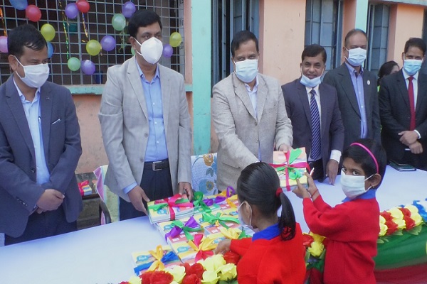 ময়মনসিংহে শিক্ষার্থীদের মাঝে নতুন বই বিতরণ