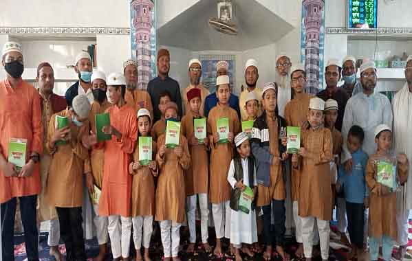 নিয়মিত নামাজ আদায়কারী ২৭ শিক্ষার্থীকে পুরস্কৃত করলো মাসজিদ কমিটি
