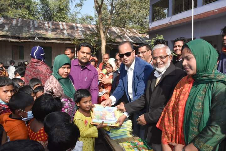 হাতীবান্ধায় নতুন বই পেয়ে উচ্ছ্বসিত শিক্ষার্থীরা