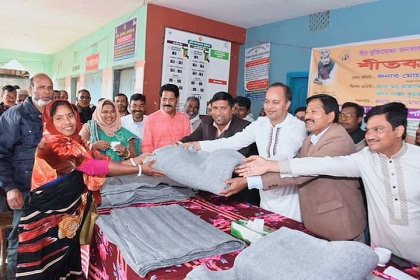 হাতীবান্ধায় মোতাহার হোসেন এমপি'র উদ্যোগে শীতবস্ত্র বিতরণ