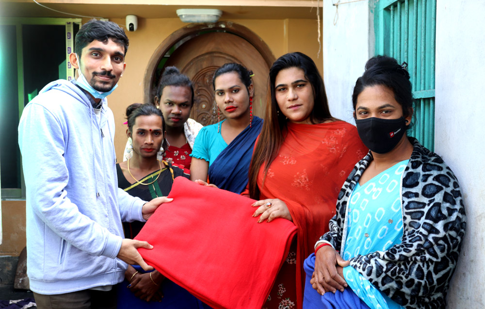 ফরিদপুরের তৃতীয় লিঙ্গের মানুষদের পাশে ইউটিউবার পারভেজ