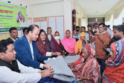শীতার্তদের মাঝে মোতাহার হোসেন এমপি'র শীতবস্ত্র বিতরণ