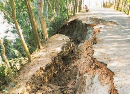 ফরিদপুরে মুজুরদিয়া- রুপদিয়া সড়কের বেহাল অবস্থা, সংস্কারের দাবি
