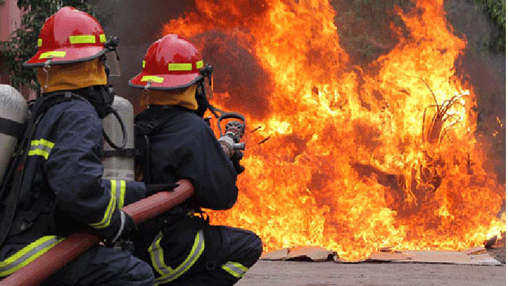 গ্রিন রোডের আরএস টাওয়ারে আগুন