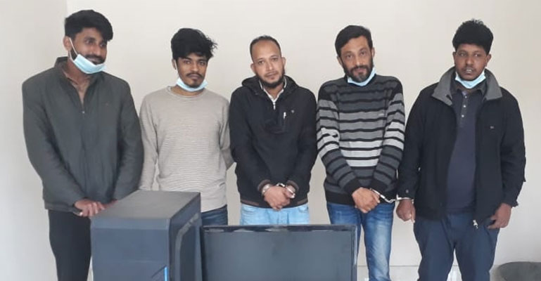 ফরিদপুরে পাসপোর্ট অফিস থেকে ৫ দালাল আটক