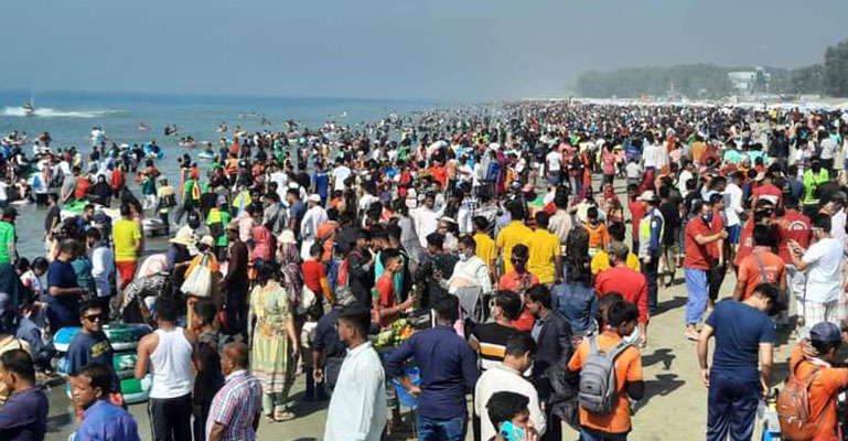 সমুদ্রসৈকতের উষ্ণতার খোঁজে লাখো পর্যটক