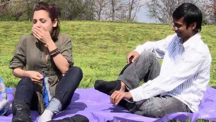 শীতে পা ও মোজার দুর্গন্ধ দূর করতে যা করবেন