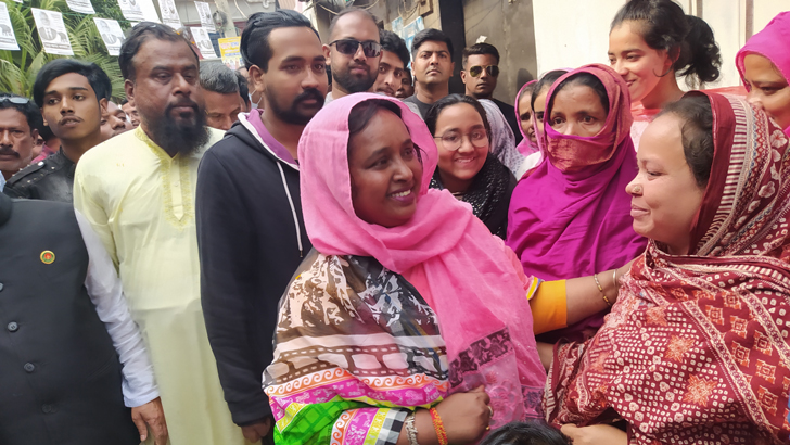 ‘সে তো নৌকার লোক, নৌকা ছাড়া যাবে কোথায়’