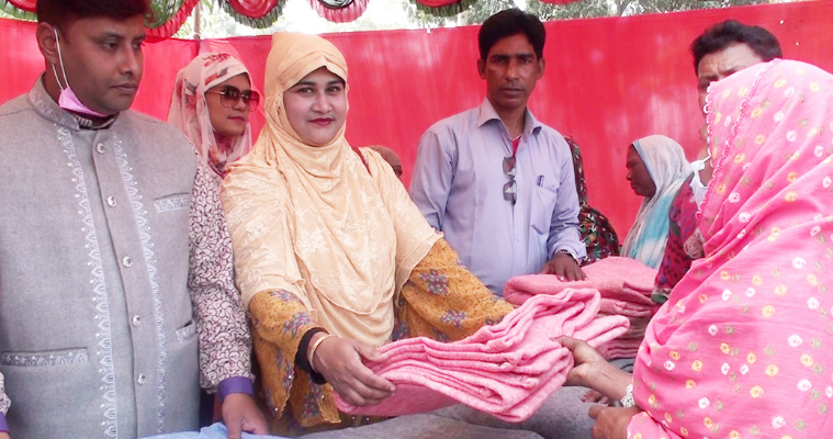 হিলিতে শীতার্তদের মাঝে কম্বল বিতরণ