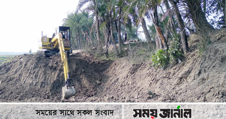 ফরিদপুরে সরকারি রাস্তার মাটি বিক্রি করছেন একটি চক্র