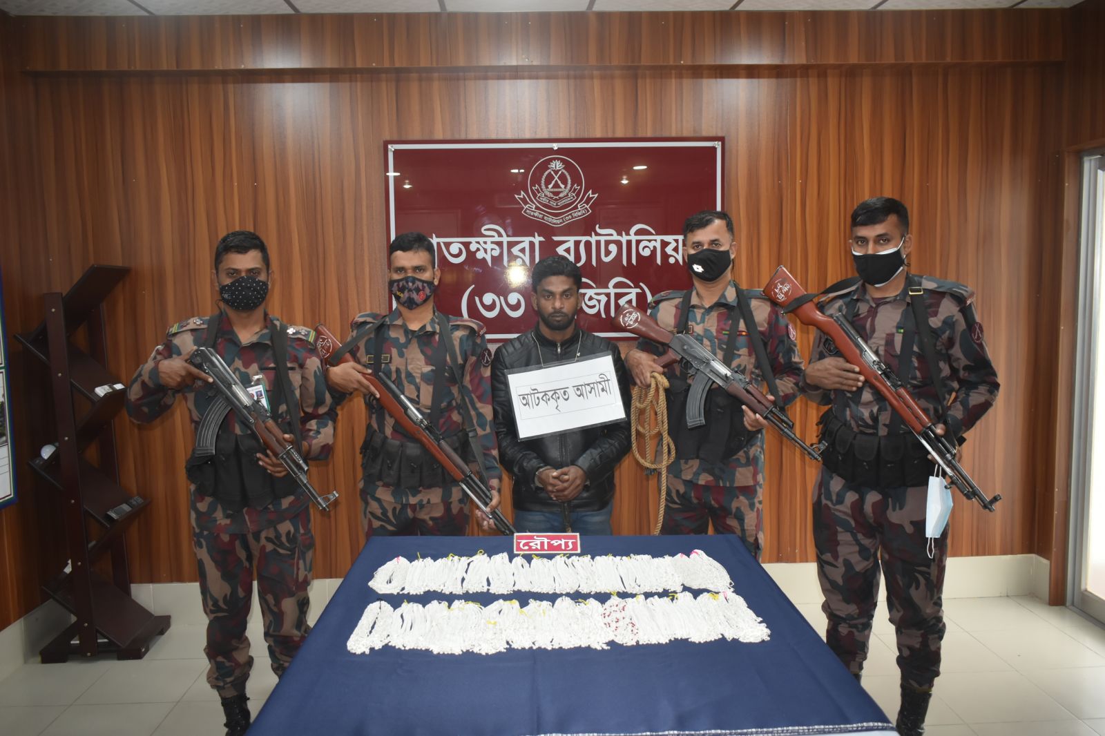 সাতক্ষীরায় ১৫ লক্ষ টাকার ভারতীয় গহনা সহ আটক ১