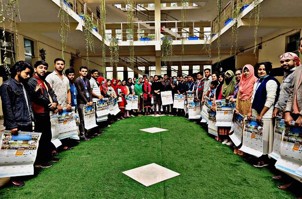 ডিআইইউ'তে ক্যালেন্ডার বিতরণ