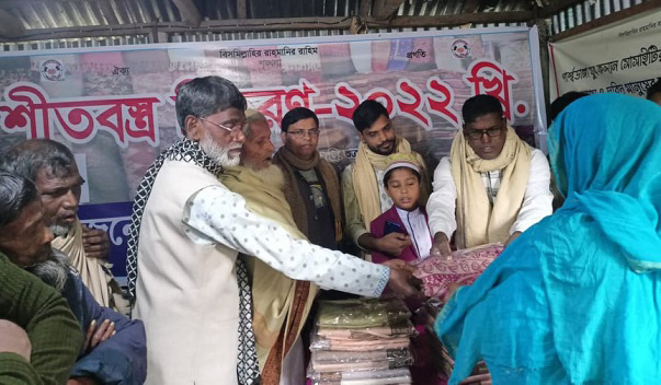 পার্শ্বডাঙ্গা যুব কল্যাণ সোসাইটির উদ্যোগে শীতবস্ত্র বিতরণ