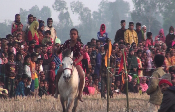 দিনাজপুরের নবাবগঞ্জে ঐতিহ্যবাহী ঘোড়দৌড় অনুষ্ঠিত