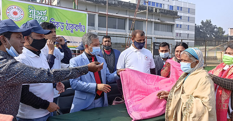 শীতার্ত বৃদ্ধার চোখে উষ্ণ আনন্দ