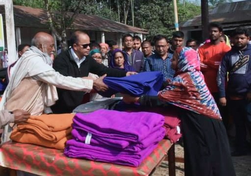হাতীবান্ধায় ১২০০ শীতার্তদের মাঝে মোতাহার হোসেন এমপি'র শীতবস্ত্র বিতরণ