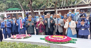 বঙ্গবন্ধুর সমাধিতে সুপ্রীম কোর্টের নব নিযুক্ত তিন বিচারপতির শ্রদ্ধা