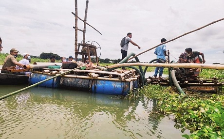 ফরিদপুরে ভ্রাম্যমাণ আদালতে অবৈধ ড্রেজার মেশিন ধ্বংস ও জরিমানা