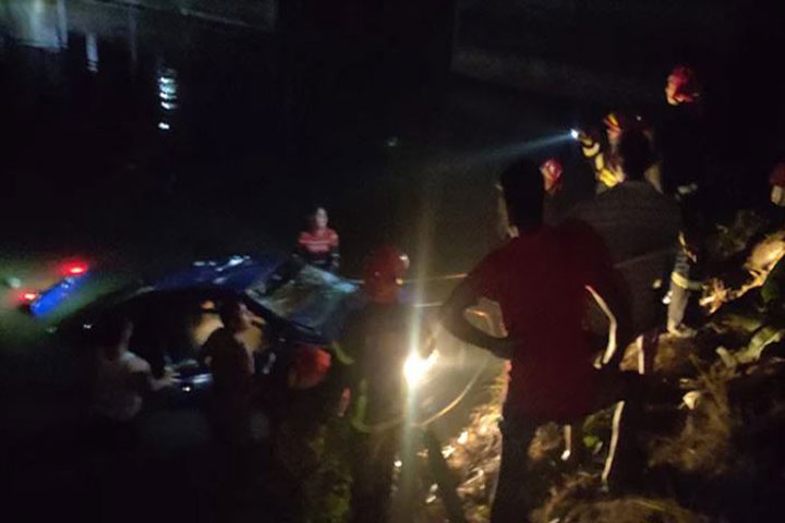 পিকআপ খাদে, দুই এসআই নিহত