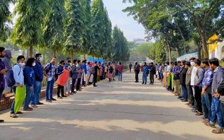 শাবিপ্রবিতে পুলিশের হামলার প্রতিবাদে কুবিতে মানববন্ধন