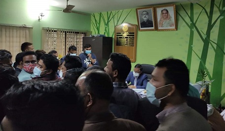 কুবি রেজিস্ট্রারের অপসারণের দাবি কর্মকর্তা-কর্মচারীদের