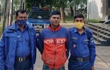 দেবহাটায় অস্ত্র, গুলি ও মাদকসহ আটক ১